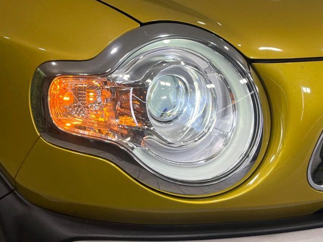【LEDヘッドライト】悪天候や夜間走行時も良好な視界を確保し安心して運転できる高輝度LEDヘッドライトを装備！点灯速度が早く、消費電力も抑えられています。