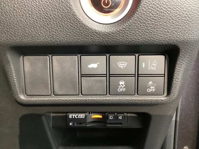 エンジンスタートスイッチの下には、Hondaセンシング用のVSA（ABS＋TCS＋横滑り抑制）解除スイッチとレーンキープアシストシステムなどのメインスイッチを装備しています。