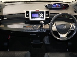 操作性に優れた運転席となります！小物入れや各ボタンの配置にこだわり、使いやすいです！座り心地もよく視認性も良好なのでロングドライブもお任せください！