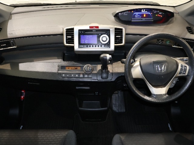 操作性に優れた運転席となります！小物入れや各ボタンの配置にこだわり、使いやすいです！座り心地もよく視認性も良好なのでロングドライブもお任せください！