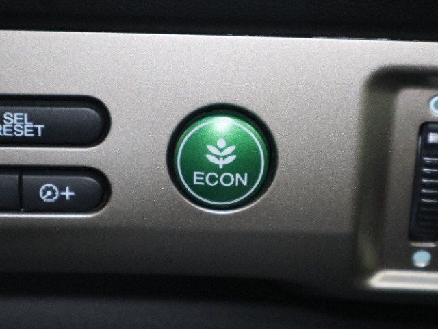 ECONスイッチの効果とあなたの運転手で、クルマと力をあわせ「燃費向上＝ガソリン代の節約＝CO2削減」のチャレンジをお楽しみください。