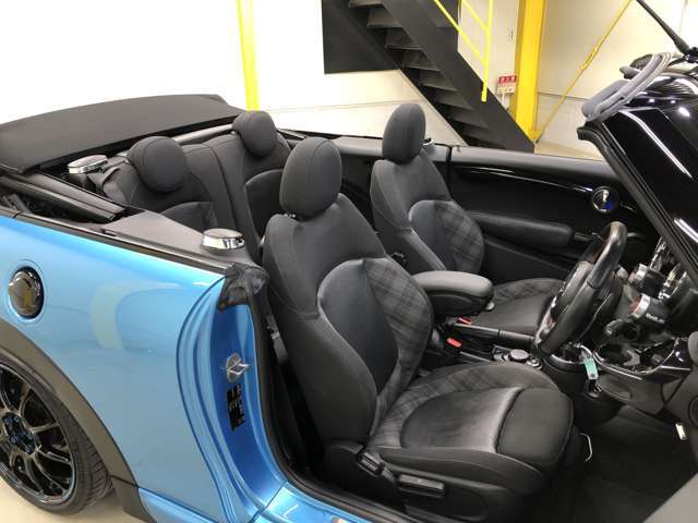 オープンカーは周囲の視線も集まります。室内丸見えなのでインテリアもやっぱり拘った仕様がいいですよね♪ブラックハーフレザーでシブく仕上げられた内装！外装もすごくイケてるMINIはいかがですか？