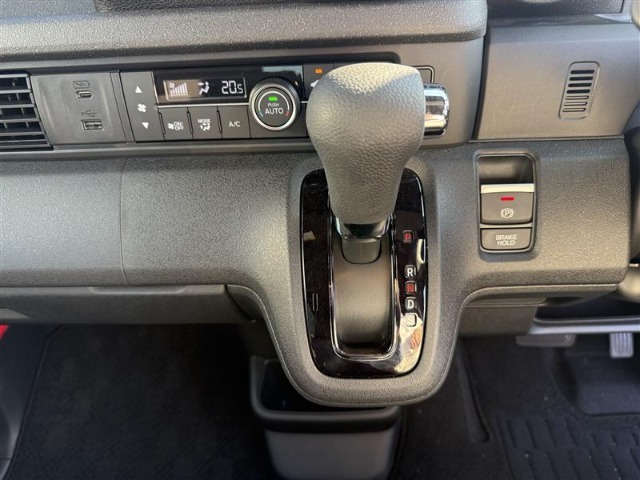 オートエアコン装着車で車内はいつも快適です。