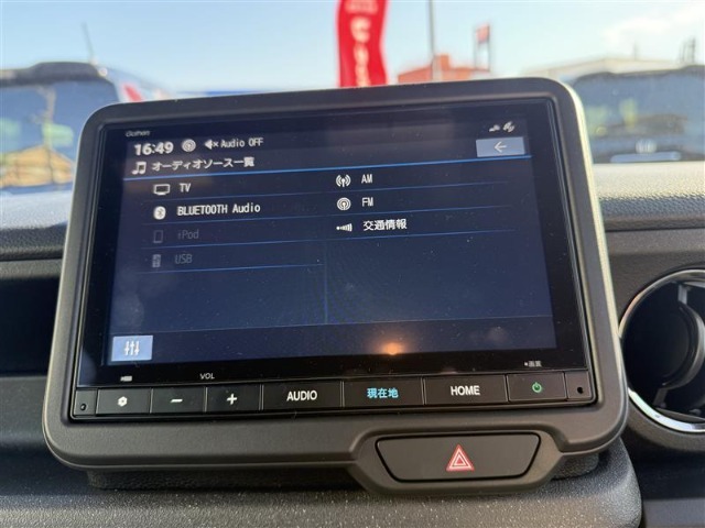 ホンダ純正ナビです。リバース時には後方も映ります
