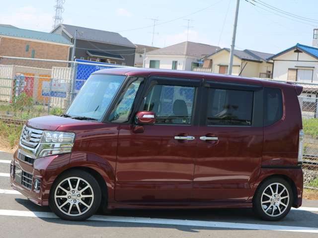 車輌は店舗から国道16号線側に道路一本、約50m位離れた場所に保管しています。シャッター内に入っている車輌も有りますので、前もってご連絡頂ければ屋外に出して置く事も可能です！！是非一度、見に来て下さい♪