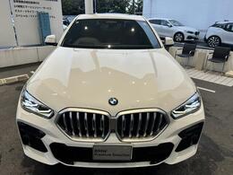 重心低くスポーティな装いの中にも上品さの漂う佇まい。時間をかけ、入念に創り上げられたクルマにしか出せない独特の雰囲気を纏う外観は見る者を惹きつけて止みません！