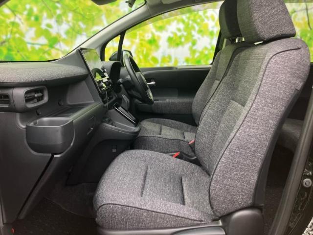 WECARSでは各商談席に大型モニターをご用意しております！見やすい大画面でゆったりと全国の在庫をご覧いただけます！是非ご来店お待ちしております！