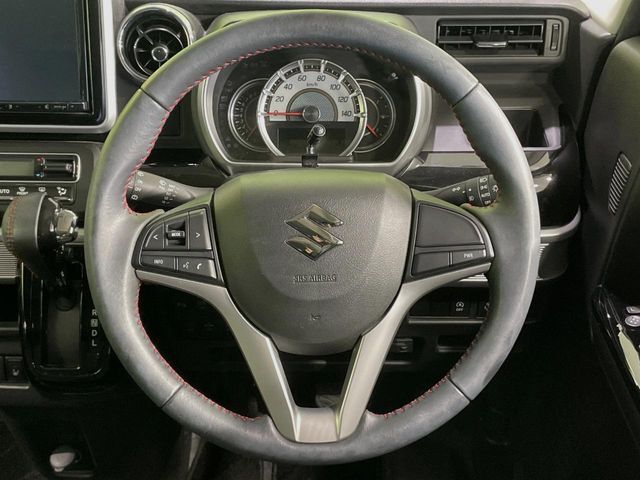 【純正革巻きステアリング】上質な革を使用することで、手にしっかり馴染みとても運転しやすいハンドルです♪