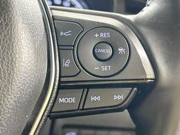 【レーダークルーズコントロール】高速道路での長距離走行が楽に！！自動で速度を保つクルーズコントロールが、衝突軽減システムと連携し、前方の車両を感知して車間を保つように速度調節してくれます！！