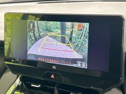 【バックカメラ】駐車時に後方がリアルタイム映像で確認できます。大型商業施設や立体駐車場での駐車時や、夜間のバック時に大活躍！運転スキルに関わらず、今や必須となった装備のひとつです！