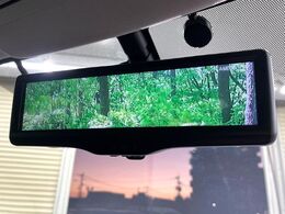 【インテリジェントルームミラー】後席の大きな荷物や同乗者で後方が確認しづらい時でも安心！カメラが撮影した車両後方の映像をルームミラー内に表示。クリアな視界で状況の確認が可能です！