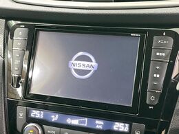 【純正ナビ】人気の純正ナビを装備しております。ナビの使いやすさはもちろん、オーディオ機能も充実！キャンプや旅行はもちろん、通勤や買い物など普段のドライブも楽しくなるはず♪