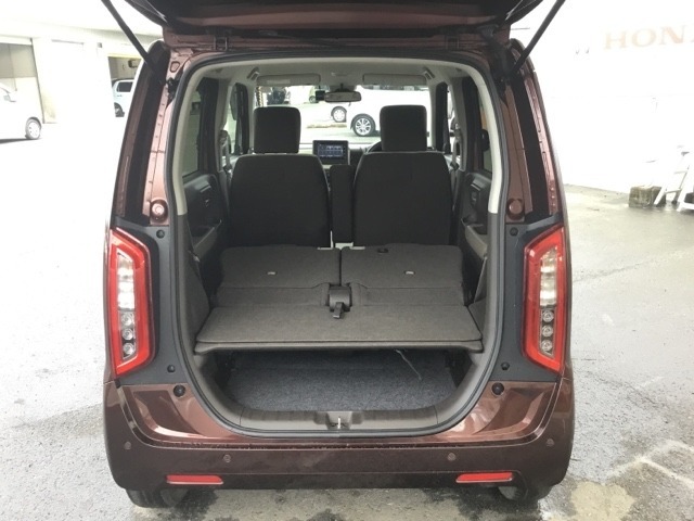 リアシートを前に倒せば、より多くの荷物を積むことができますよ。