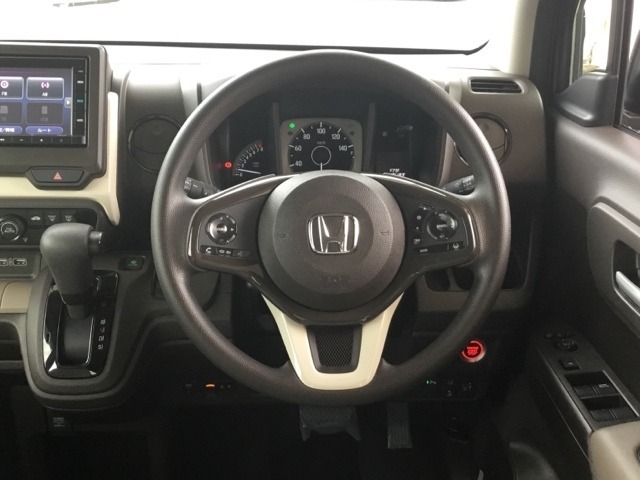 視認性のよいインパネ周りです。操作スイッチやカップホルダーも使いやすい位置に配置されています