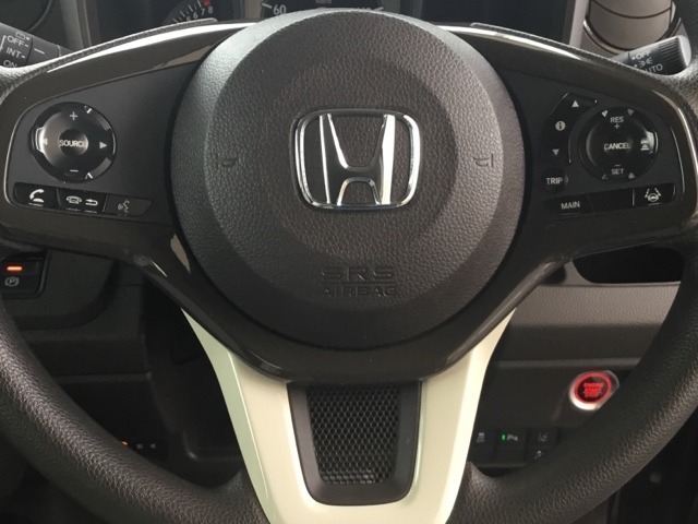 ステアリング左側はオーディオリモコンスイッチ、右側がクルーズコントロールです。手元で操作できるので便利です。