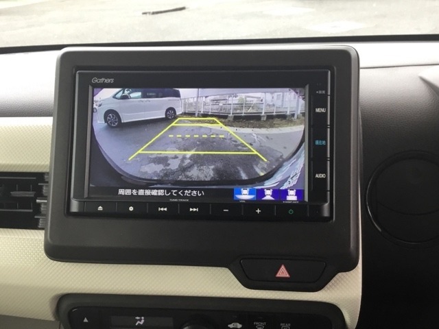 バックモニター付きで、車庫入れやバック時の後方確認をサポート。
