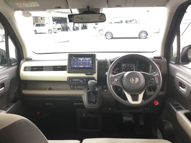 広くすっきりとした視界。狭い道への右左折やバック駐車の際にも、周囲の状況をしっかりとつかめるので安心です。