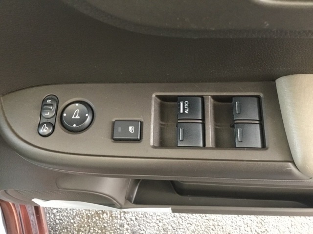 電動格納式ドアミラーのスイッチは運転席ドアにあります。