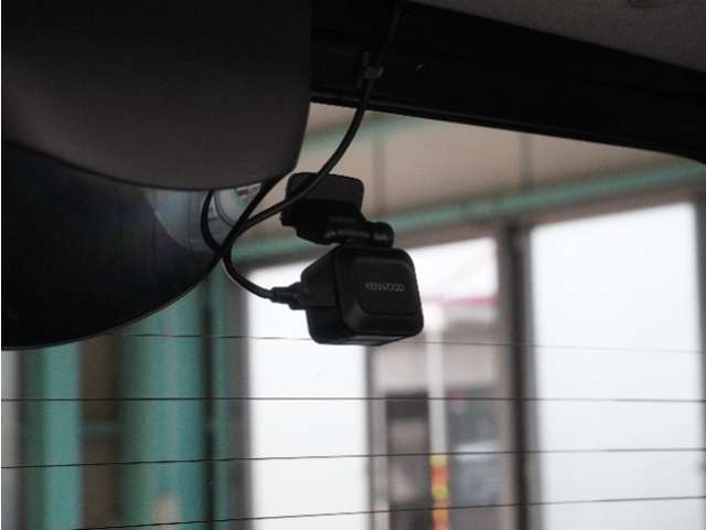 この車にはリアにもドライブレコーダーを装備しております◆映像・音声などを記録する自動車用の装置です。　もしもの事故の際の記録はもちろん、旅行の際の思い出としてドライブの映像を楽しむことができます。