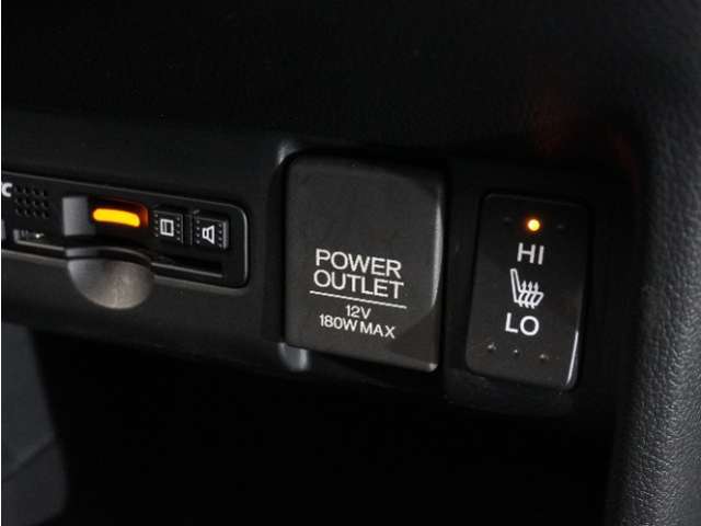 スマートフォンの充電等にも便利な電源ソケットも使いやすい場所に装備されています。