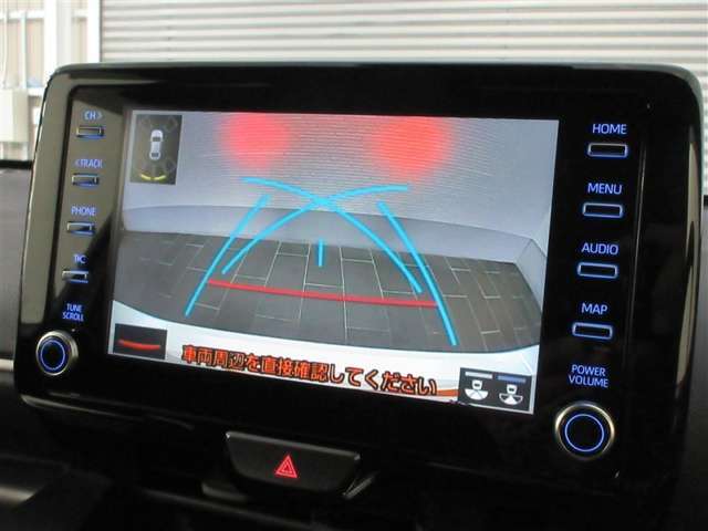 バックモニターで、駐車時に見えにくい後方をしっかり確認できます。