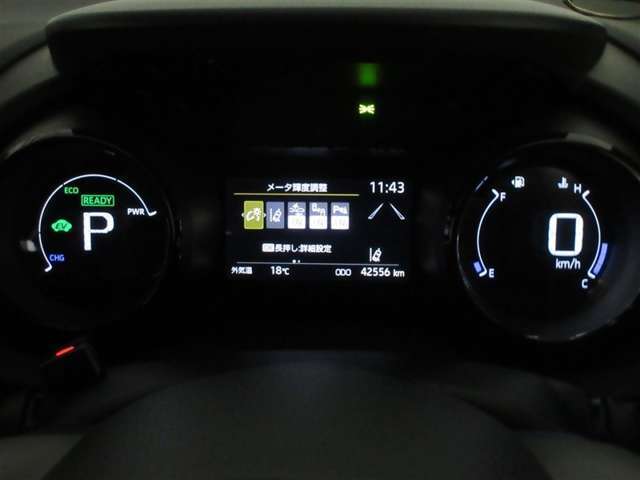 イグニッションONで鮮やかに発光するメーター。