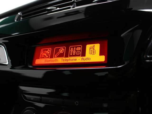 限定車　専用シート　17インチアルミホイール　HIDライト　オートライト　LEDテールランプ　純正オーディオ　Bluetooth　ETC　クルコン　アクティブシティブレーキ
