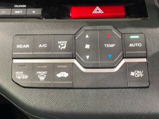 オートエアコンがついていますので、簡単操作で快適に過ごせます。希望の温度に自動調整してくれるのが便利です。