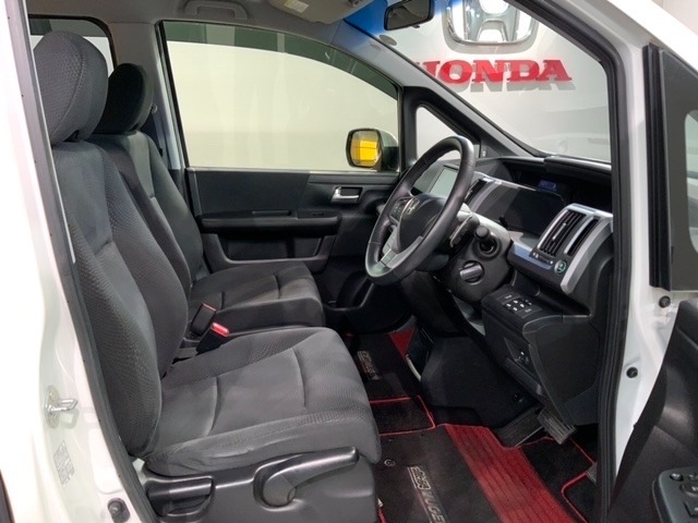 程よい硬さとホールド性が高くロングドライブも疲れにくいシートです。