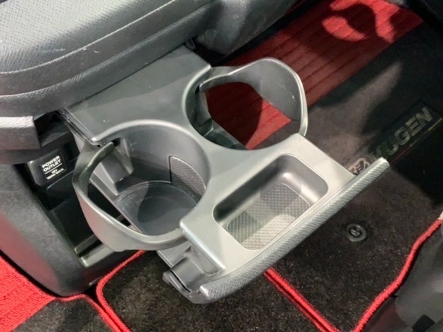 格納式のカップホルダーがあります。