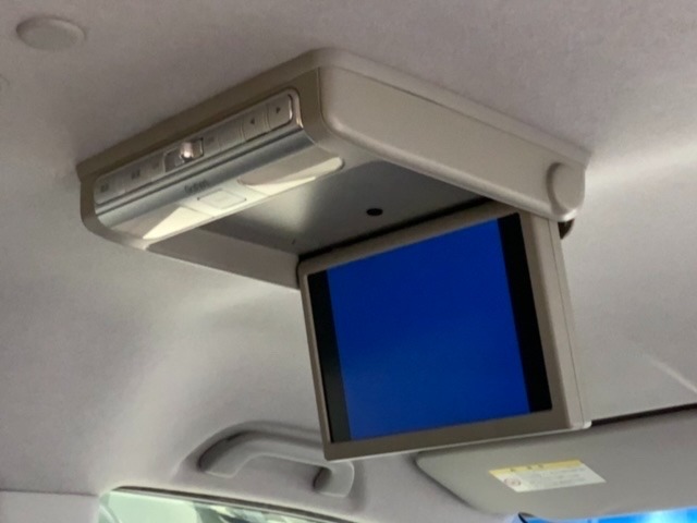 後部座席にリアモニターがあります。