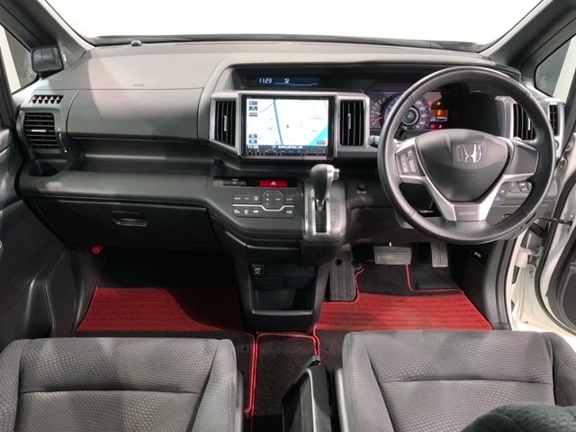 使いやすいレイアウトのダッシュボード周辺です。オートエアコンや小物入れなど嬉しい装備が満載です。