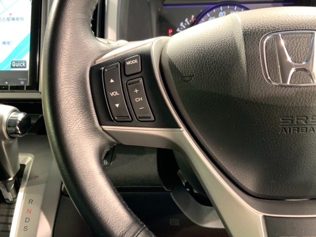 ステアリングにオーディオ操作スイッチが付いています。オーディオ画面に直接タッチしなくても操作が出来ますので、運転に集中できます。