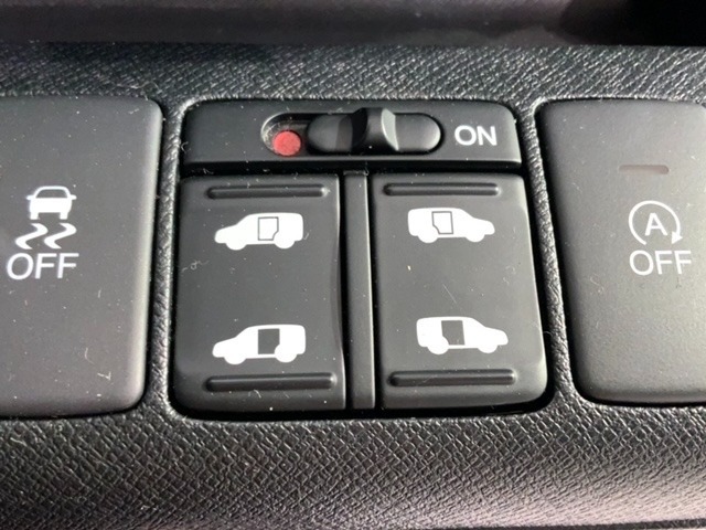 左右両側パワースライドドアが付いています。ワンタッチで簡単にお子様でも、お年寄りの方でも、開閉できますからとても便利です。キーレスや車内スイッチでも自動でドアの開閉ができます。