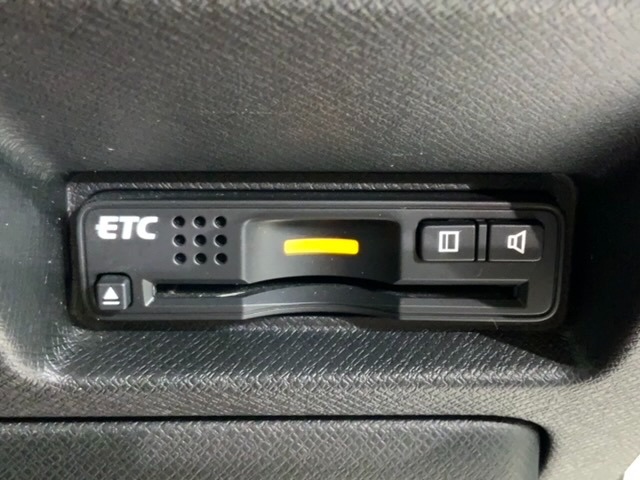 いまや快適なカーライフに欠かせないETCが付いています。