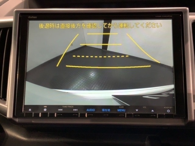 リバースギアに入れるだけで後方の表示へ切り替わります。夜間や雨の日の駐車も楽になりますよ。