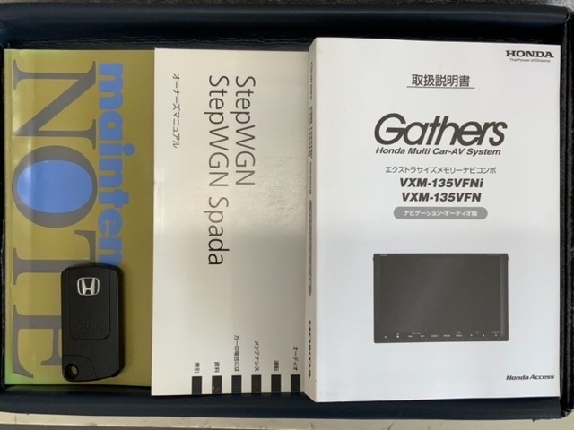 スマートキーは鍵をバッグに入れたままでもドアロックの開閉やエンジンのON・OFFができます。夜間や雨の日も鍵を探さなくて良いので便利です。