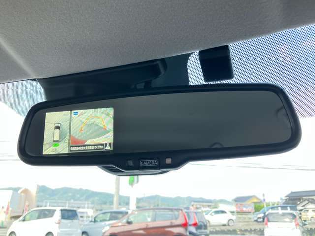 自動防眩ルームミラーで夜間のまぶしさを軽減してくれます。アラウンドビューモニターが映ります。