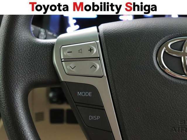 ステアリングスイッチ付き。前方から目を離すことなくオーディオ操作をすることが可能です。