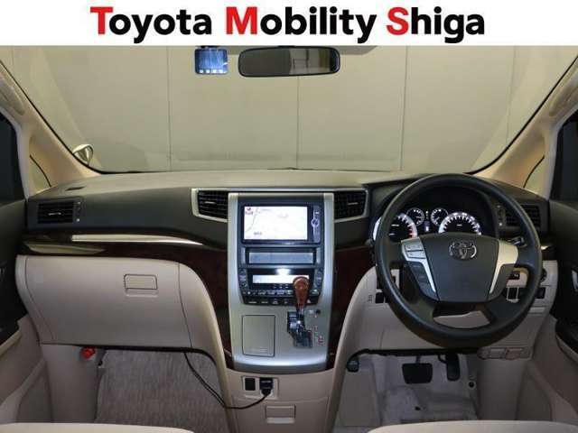 インテリアも細部にまでこだわりが詰め込まれています。快適なドライブが期待できる運転席です。