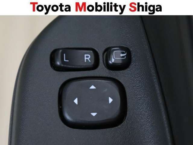 便利な電動格納ドアミラーも装備しております。駐車時にボタン一つで折り畳む事が出来るので便利ですよ。