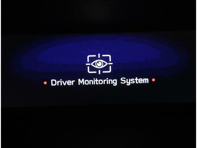 ドライバーモニタリングシステム装備。予め設定済みのシートポジションやドアミラー角度などを自動的に再現。また前回のエアコン設定も再現致します。また居眠り運転やわき見運転を警告し運転者を常に見守ります。