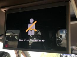 【フリップダウンモニター】大画面モニターで後席でもエンタメをお楽しみいただけます。小さなお子様にも大人気の装備です♪