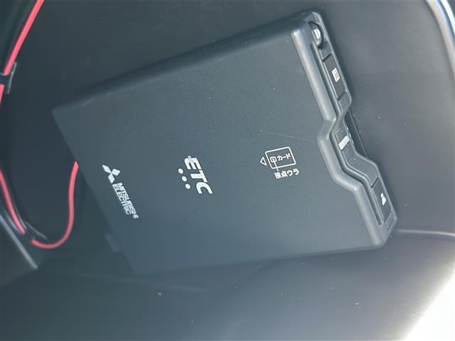 【ETC】有料道路を利用する際に料金所で停止することなく通過できる、ETC車載器（ノンストップ自動料金収受システム機器）が装備されています。セットアップを行うことで利用可能になります。