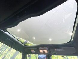 【ガラスルーフ】ガラスルーフ搭載で車内の解放感が一気にアップ！開放的なドライブをお楽しみいただけます。