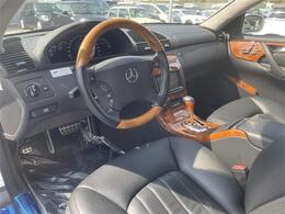 【運転席】座り心地が良いシートなので長時間の運転でも快適にお過ごしいただけます。新品のフロアマットのご注文も可能です。掲載箇所以外にご希望の写真がございましたらお気軽にお問い合わせ下さい。