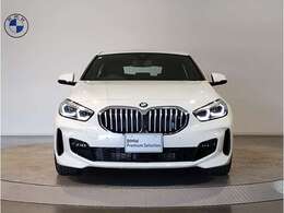 ☆BMWの代名詞とも言える【キドニーグリル】一目見ただけでBMW車であると認識できる確固たるアイコンとして存在感を放ちます☆
