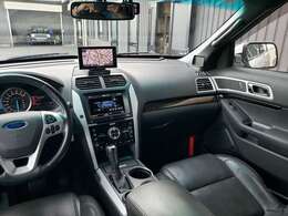 【MyFordTouch TM】《12スピーカープレミアムオーディオ》CD/チューナー/Bluetoothオーディオ＆ハンズフリー通話/AUX/空調関係＆車両設定操作パネル/リアビューカメラ