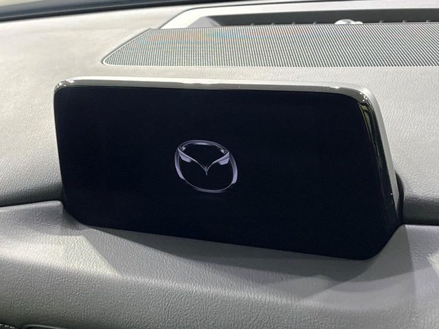 【マツダコネクトナビ】車内の雰囲気にマッチした一体型タイプのナビ。各種車輌設定やBluetooth再生等、様々な機能が楽しめます。直感的なダイヤル操作が可能で、使い勝手も良好です。