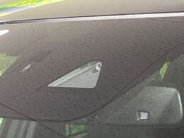 【スマートシティブレーキサポート】低速走行中に前方の車両等を認識し、衝突しそうな時は警報とブレーキで衝突回避と被害軽減をアシスト。より安全にドライブをお楽しみいただけます。